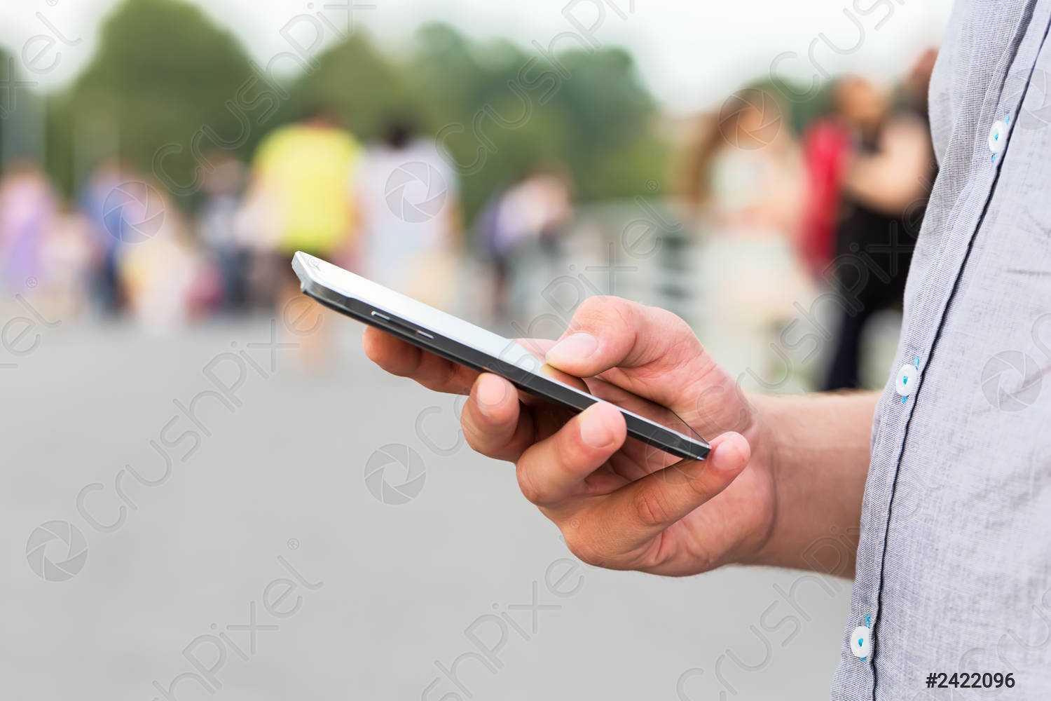 Блог mudder - man-using-mobile-phone-outdoor-2422096.jpg