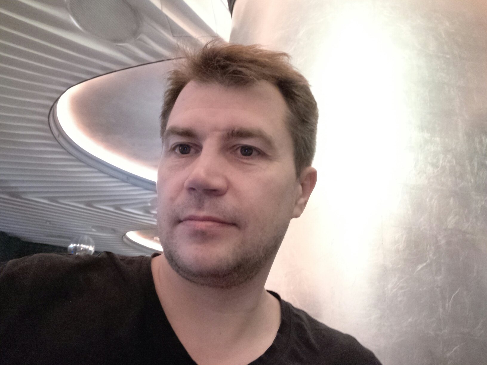 Помогите пожалуйста Из темного мира эта женщина? - GPU3H_Qwxl8.jpg
