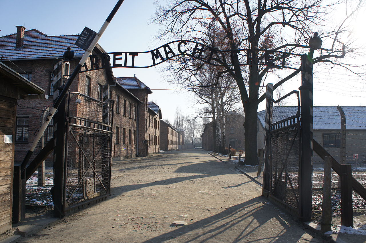 Итоги.Конкурс до 20.09.20.Что на фото? - 1280px-Auschwitz-Work_Set_Free-new.jpeg