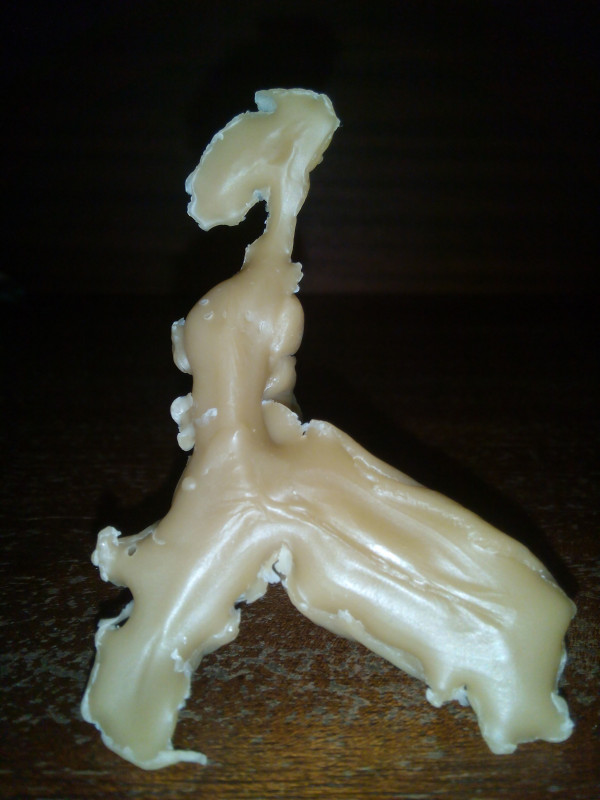 Вот прямо так и стоит вертикально на ножке