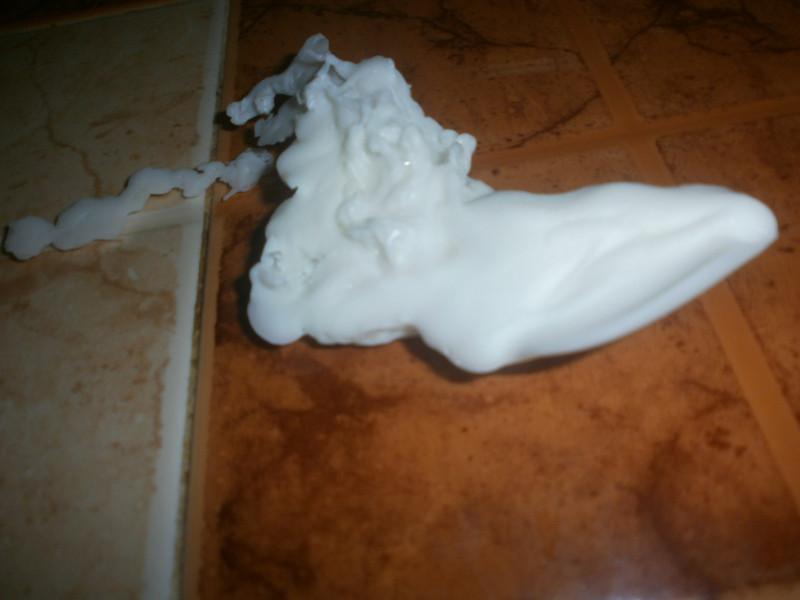 снизу с внутренней стороны