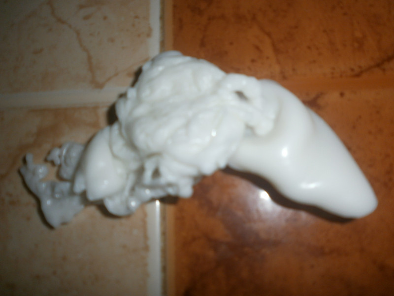 снизу с внутренней стороны