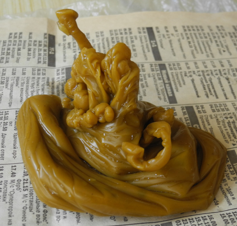 справа голова