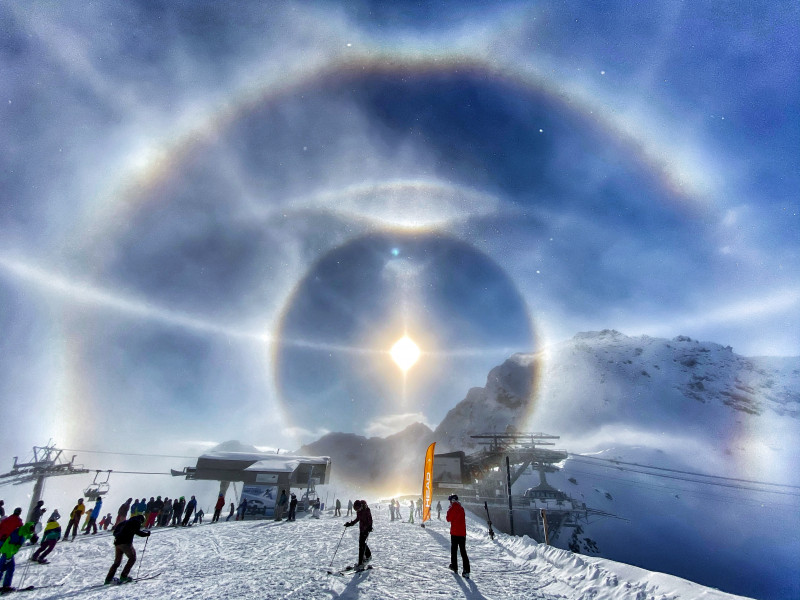 Однажды в швейцарских альпах... - SWNS_HALO_SWITZERLAND_02.jpg